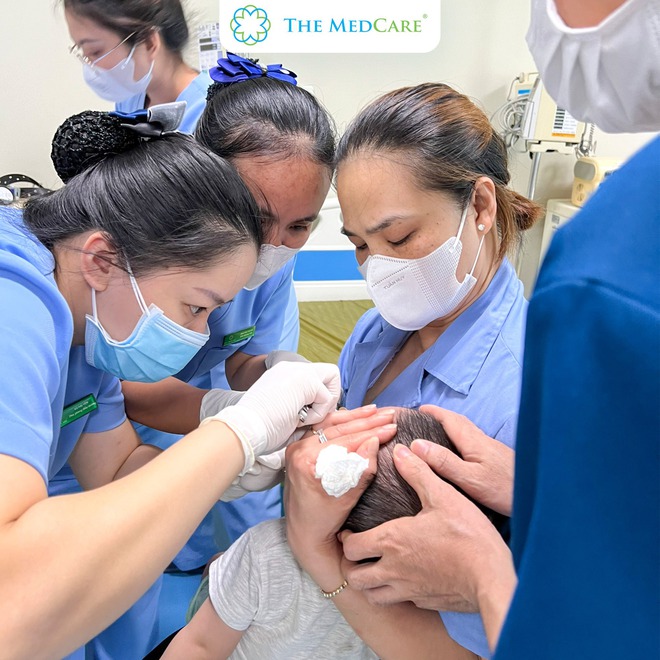 Khoảnh khắc 3 mẹ con bị đàn ong tấn công, đốt hàng trăm vết, hàng chục nhân viên dùng áo xua đuổi giải cứu - 1
