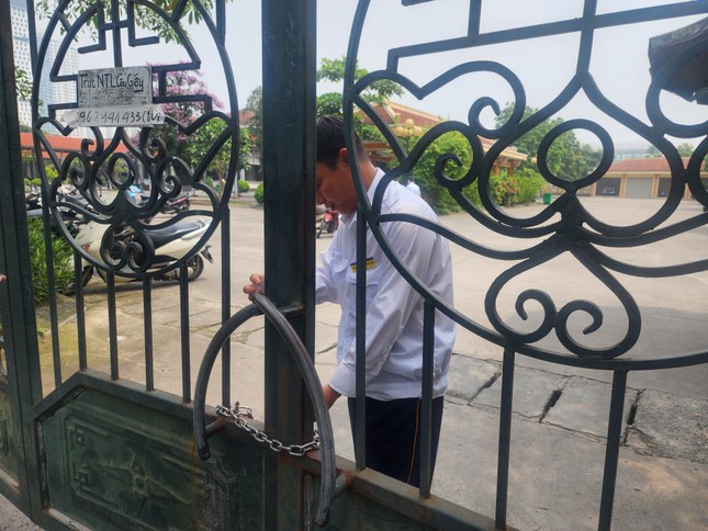 Người thân khóc ngất khi nhận diện thi thể nạn nhân vụ cháy ở Trung Kính - 5 Người thân khóc ngất khi nhận diện thi thể nạn nhân vụ cháy ở Trung Kính - 5