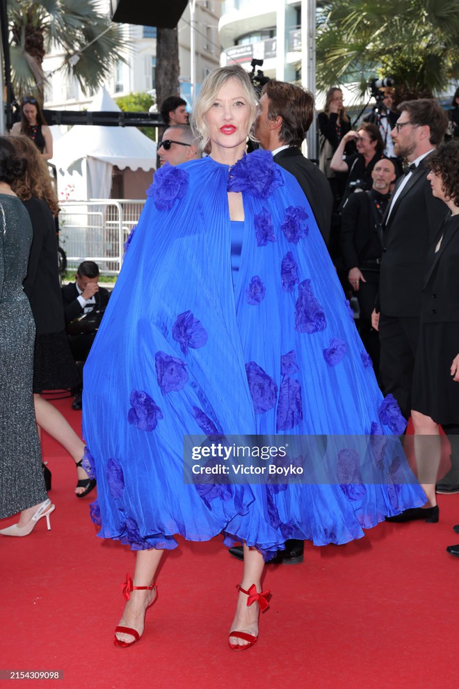 Thảm đỏ Cannes ngày 10: Bella Hadid khoe trọn body đồng hồ cát, mỹ nhân 13 Reasons Why nhận 'cơn mưa' lời khen - 29