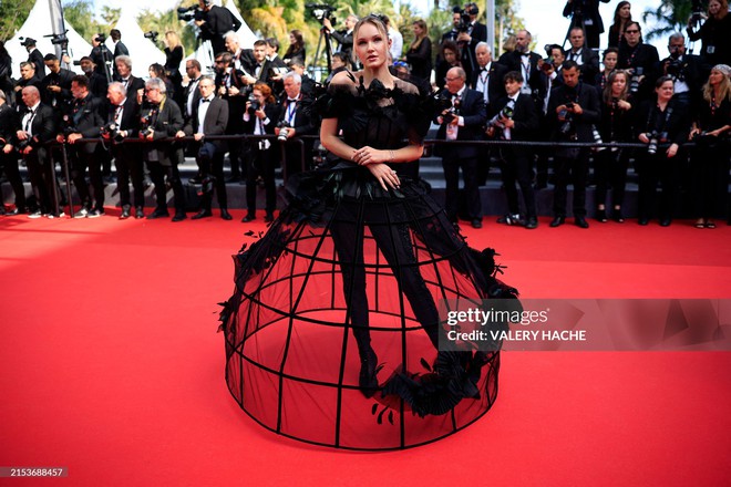 Thảm đỏ Cannes ngày 10: Bella Hadid khoe trọn body đồng hồ cát, mỹ nhân 13 Reasons Why nhận 'cơn mưa' lời khen - 13