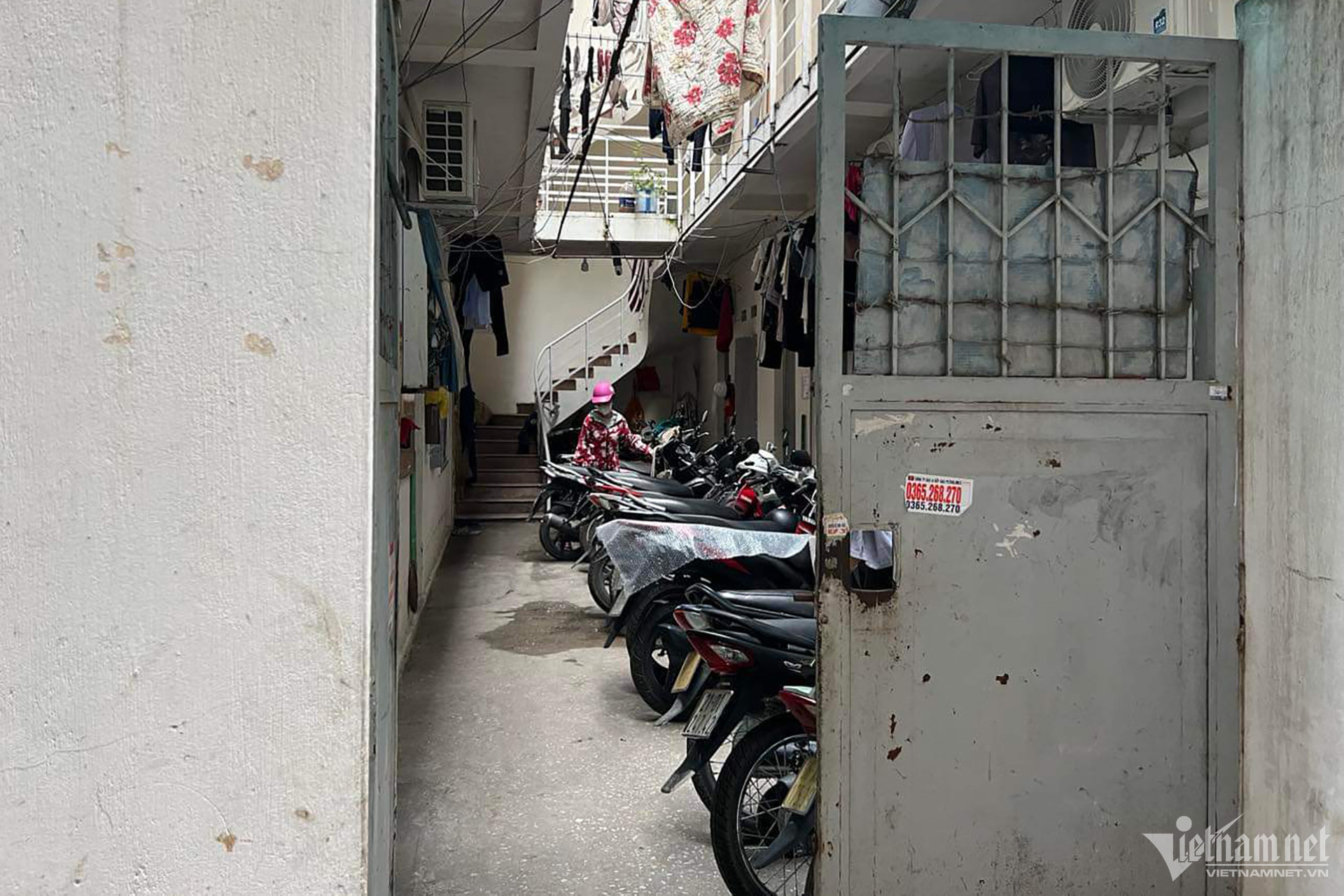 Loạt nhà trọ quây kín thép gai, lồng sắt gần hiện trường vụ cháy 14 người chết - 5 Loạt nhà trọ quây kín thép gai, lồng sắt gần hiện trường vụ cháy 14 người chết - 5
