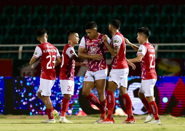 Bùi Tiến Dũng bất lực, HAGL thảm bại, nguy cơ rơi xuống nhóm tranh vé vớt trụ hạng V.League Bùi Tiến Dũng bất lực, HAGL thảm bại, nguy cơ rơi xuống nhóm tranh vé vớt trụ hạng V.League