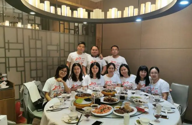 Vì sao nhiều người không thích đi họp lớp, có người gặp bạn học cũ xong thì kiên quyết cắt liên lạc: Sau buổi gặp dịp 10 năm ra trường tôi đã hiểu tất cả