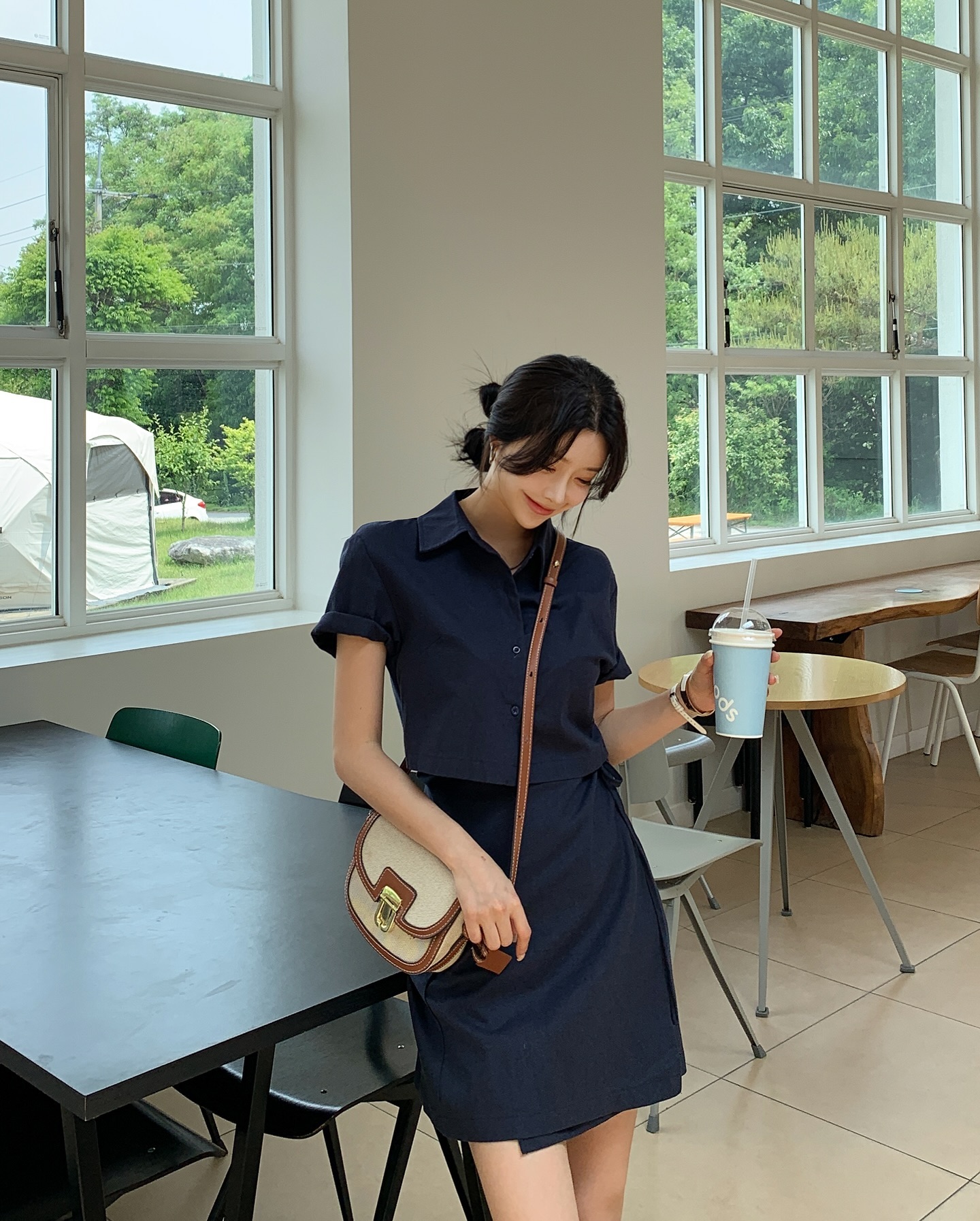 3 cách mặc áo sơ mi tối màu sang trọng mà vẫn trẻ trung - 1 3 cách mặc áo sơ mi tối màu sang trọng mà vẫn trẻ trung - 1