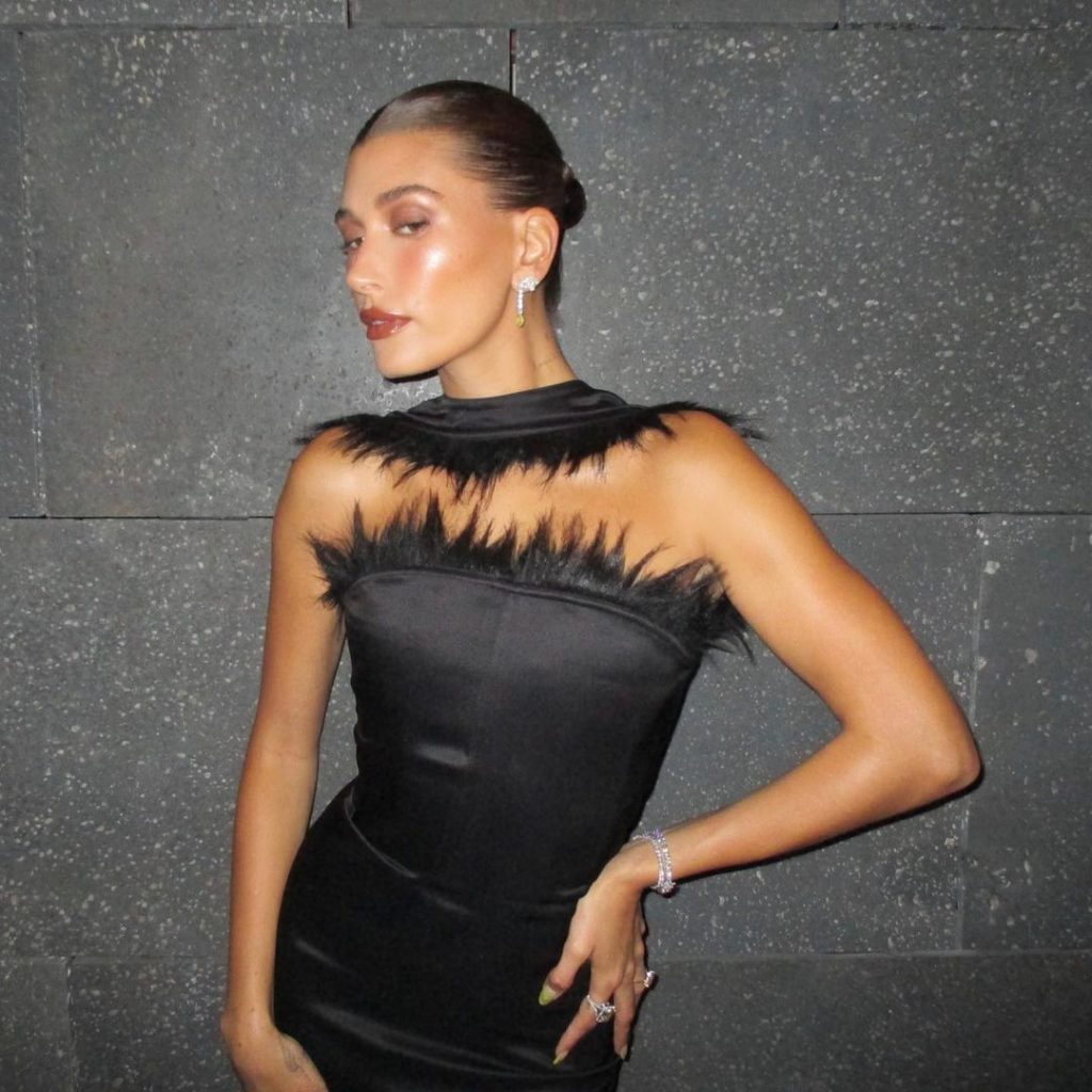 6 phong cách trang điểm ấn tượng của Hailey Bieber - 3