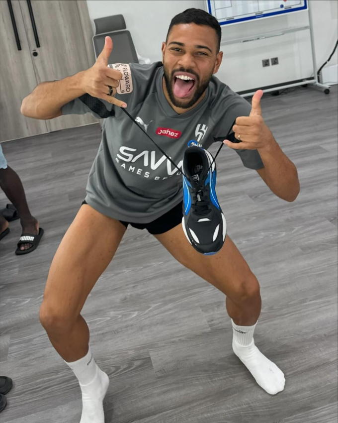 Bị trêu chọc, cầu thủ đắt giá nhất thế giới Neymar thẳng tay lấy dao rạch bánh xe của đồng đội - 1 Bị trêu chọc, cầu thủ đắt giá nhất thế giới Neymar thẳng tay lấy dao rạch bánh xe của đồng đội - 1