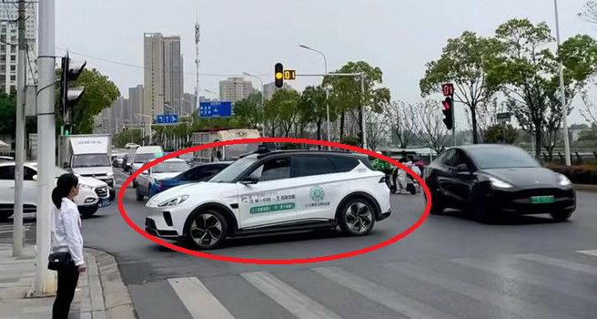 Đi taxi không người lái, hành khách Trung Quốc thót tim vì sự cố giữa đường: Video hiện trường gây chú ý! - 1 Đi taxi không người lái, hành khách Trung Quốc thót tim vì sự cố giữa đường: Video hiện trường gây chú ý! - 1
