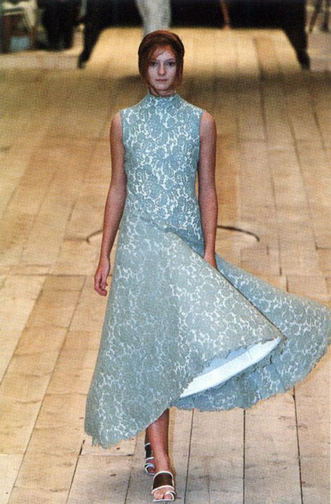 Vũ trụ thời trang không tưởng của Alexander McQueen: Model đứng giữa 'giàn thiêu', bãi rác, trại thương điên đều được tái hiện - 18