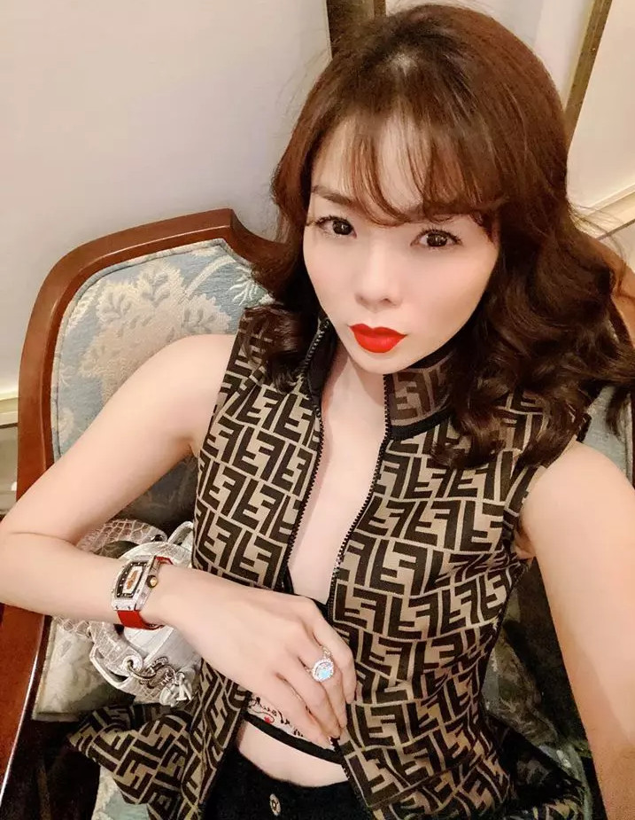 Bộ sưu tập đồng hồ gắn kim cương đắt đỏ bậc nhất thế giới của ca sĩ Lệ Quyên - 1