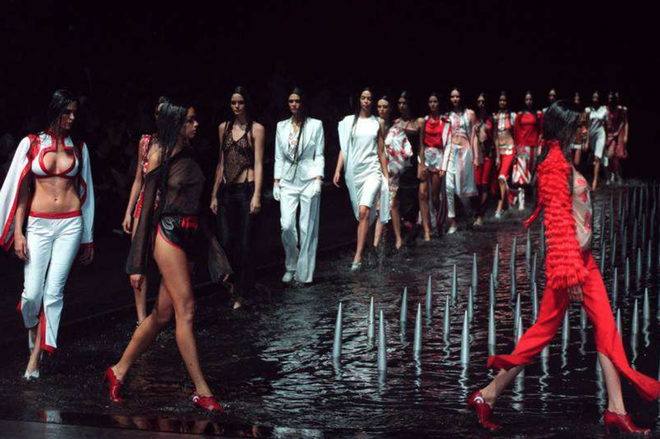 Vũ trụ thời trang không tưởng của Alexander McQueen: Model đứng giữa 'giàn thiêu', bãi rác, trại thương điên đều được tái hiện - 31 Vũ trụ thời trang không tưởng của Alexander McQueen: Model đứng giữa 'giàn thiêu', bãi rác, trại thương điên đều được tái hiện - 31