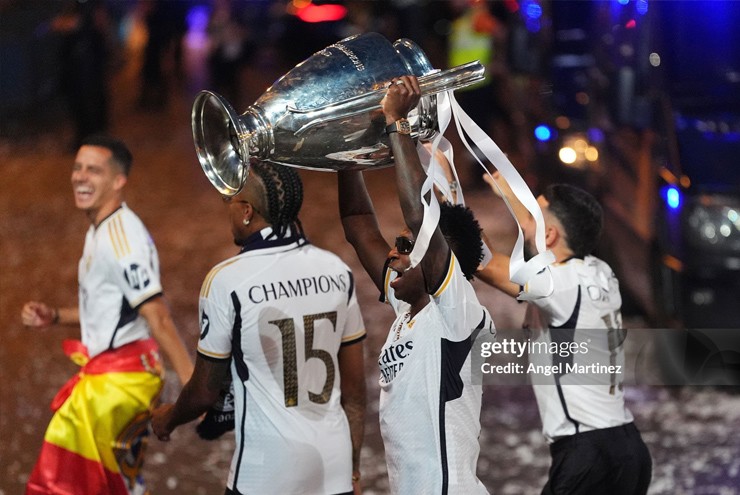 Real Madrid ăn mừng vô địch Cúp C1: Gần nửa triệu fan đổ ra đường chung vui - 9