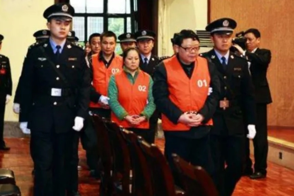 Hành trình sa ngã của quan lớn cảnh sát Trung Quốc mê gái trẻ, thích tiền ‘bẩn’ - 3 Hành trình sa ngã của quan lớn cảnh sát Trung Quốc mê gái trẻ, thích tiền ‘bẩn’ - 3