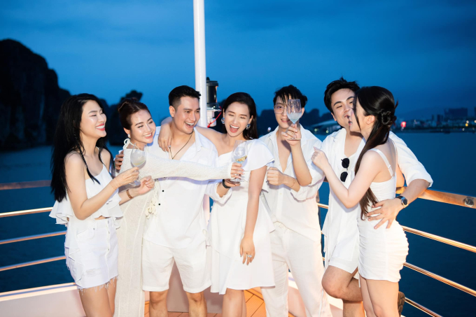 Huyền Lizzie xinh đẹp nóng bỏng trong sinh nhật trên du thuyền, xôn xao tình mới lộ diện - 4 Huyền Lizzie xinh đẹp nóng bỏng trong sinh nhật trên du thuyền, xôn xao tình mới lộ diện - 4