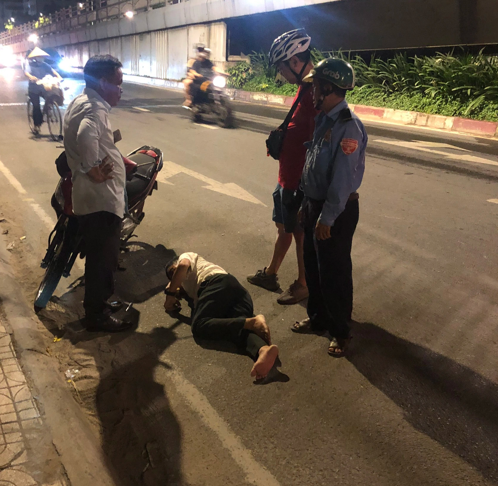 Giải cứu người đàn ông lăn ra ngủ ngay trên đường lớn Giải cứu người đàn ông lăn ra ngủ ngay trên đường lớn