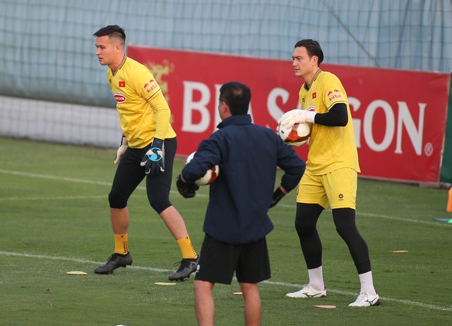 Đặng Văn Lâm được hai 'đại gia V.League' săn đón, chào mời bằng khoản tiền lót tay nhiều tỷ đồng? - 1 Đặng Văn Lâm được hai 'đại gia V.League' săn đón, chào mời bằng khoản tiền lót tay nhiều tỷ đồng? - 1