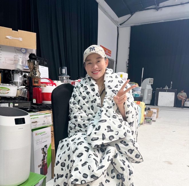 Lần đầu đến tận studio Quyền Leo Daily xem rõ quy trình tổ chức 1 phiên live, phụ huynh ngồi dưới lo con lỗ vốn vỡ nợ - 8 Lần đầu đến tận studio Quyền Leo Daily xem rõ quy trình tổ chức 1 phiên live, phụ huynh ngồi dưới lo con lỗ vốn vỡ nợ - 8