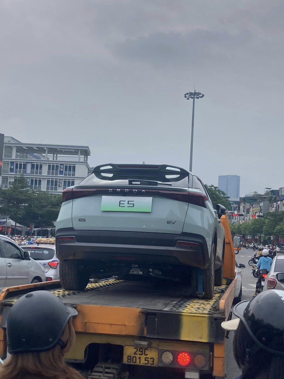 Omoda E5 lần đầu xuất hiện trên phố Hà Nội: Ra mắt trong tháng này, chạy 430km/lần sạc - 3