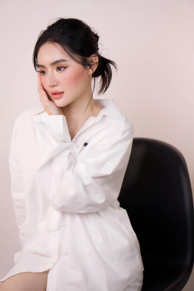 Bộ ảnh khiến em gái Angela Phương Trinh vướng tranh cãi - 1
