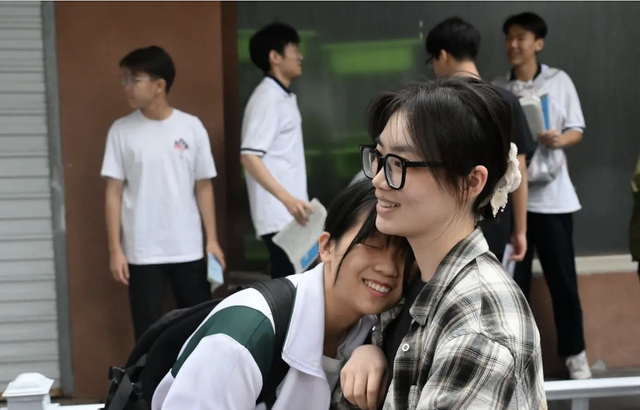 Toàn cảnh kỳ thi ĐH khốc liệt nhất thế giới 2024: Cả đất nước 'nín thở' dõi theo, sĩ tử 'khóc thét' vì tỷ lệ chọi cao không tưởng - 6