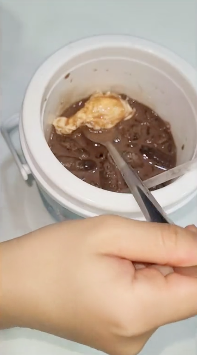 Cốc trà sữa có đùi gà bên trong khiến dân mạng 'phát hoảng', biết sự thật mới thấy trầm trồ - 1