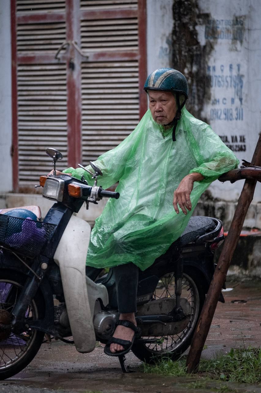 Phụ huynh 80 tuổi đưa con đi thi vào lớp 10: Tối kỵ dùng chữ 'phải' với con, sẵn sàng bỏ 1-2 tỷ cho con đi học Phụ huynh 80 tuổi đưa con đi thi vào lớp 10: Tối kỵ dùng chữ 'phải' với con, sẵn sàng bỏ 1-2 tỷ cho con đi học