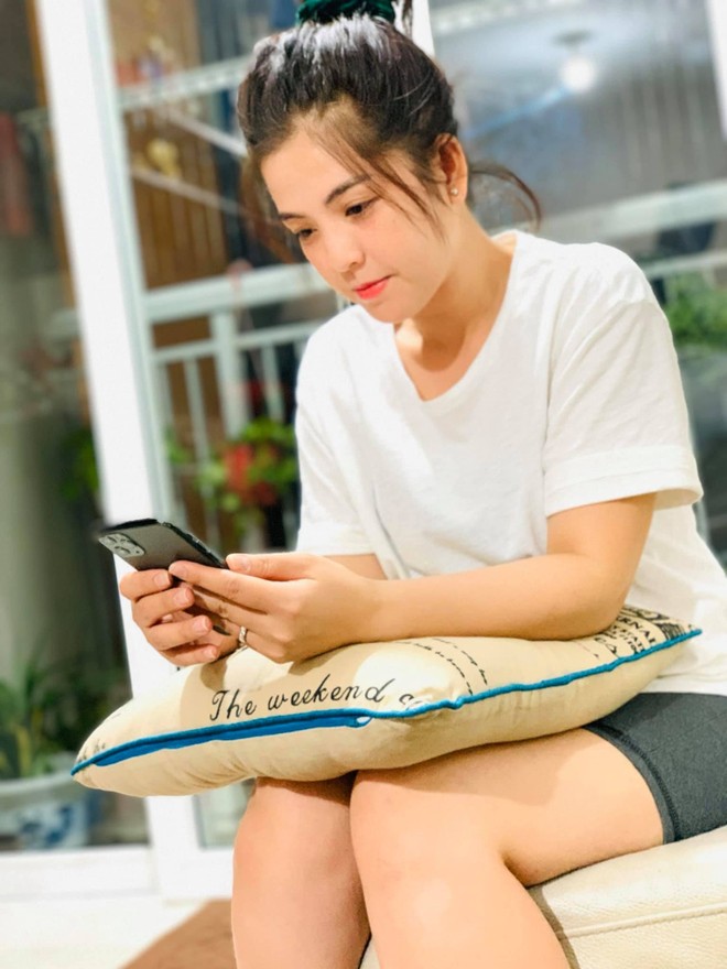 Chân dung bà xã kém 23 tuổi, đẹp như hoa hậu của đạo diễn phim 'Tiếng sét trong mưa' - 9