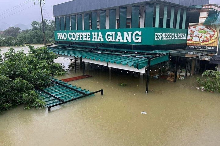 Mưa ngập chưa từng có ở Hà Giang, cảnh sát phá nóc nhà cứu 4 người mắc kẹt - 2 Mưa ngập chưa từng có ở Hà Giang, cảnh sát phá nóc nhà cứu 4 người mắc kẹt - 2