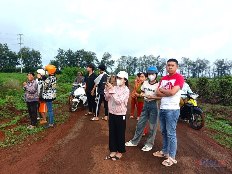 Nhiều người đứng nhìn lúc chia tay ông Thích Minh Tuệ. Ảnh Trần Hoàn