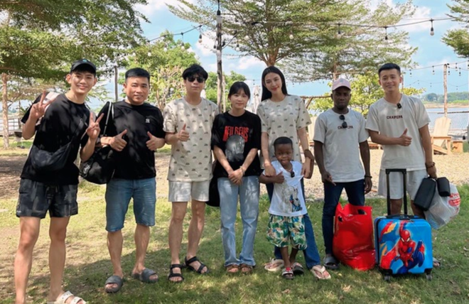 Thuỳ Tiên và Quang Linh Vlogs có thay đổi lạ sau thời gian liên tục né tránh, giữ khoảng cách - 3