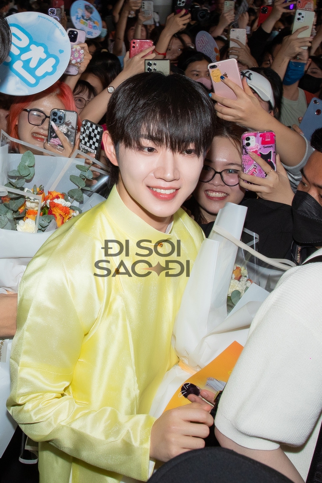Hot: Tân Sơn Nhất như vỡ trận đón TEMPEST, Hanbin Ngô Ngọc Hưng 'rủ rê' đồng đội diện áo dài ghi điểm cực mạnh - 9 Hot: Tân Sơn Nhất như vỡ trận đón TEMPEST, Hanbin Ngô Ngọc Hưng 'rủ rê' đồng đội diện áo dài ghi điểm cực mạnh - 9