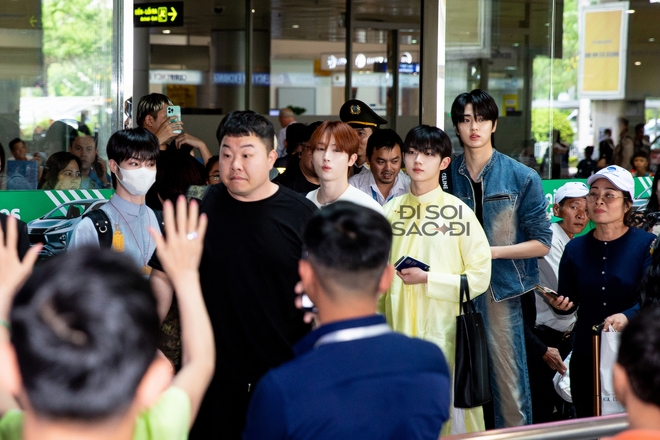 Hot: Tân Sơn Nhất như vỡ trận đón TEMPEST, Hanbin Ngô Ngọc Hưng 'rủ rê' đồng đội diện áo dài ghi điểm cực mạnh - 4 Hot: Tân Sơn Nhất như vỡ trận đón TEMPEST, Hanbin Ngô Ngọc Hưng 'rủ rê' đồng đội diện áo dài ghi điểm cực mạnh - 4