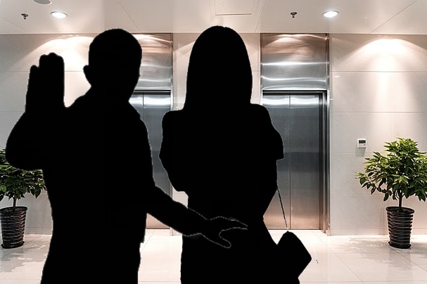 Nóng: 1 nghệ sĩ bị tố đuổi người khỏi thang máy sân bay vì thích riêng tư Nóng: 1 nghệ sĩ bị tố đuổi người khỏi thang máy sân bay vì thích riêng tư
