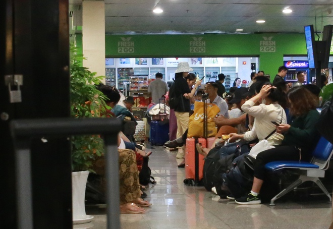 Hàng loạt chuyến bay bị delay trong ngày TP.HCM xuất hiện mưa đá: 'Ra sân bay từ 2h trưa đến 8h tối vẫn chưa bay được' - 1 Hàng loạt chuyến bay bị delay trong ngày TP.HCM xuất hiện mưa đá: 'Ra sân bay từ 2h trưa đến 8h tối vẫn chưa bay được' - 1