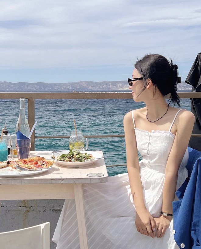 Váy 2 dây trắng năm nào cũng hot: Đỉnh cao mát mẻ, là chân ái ngày hè của các hot girl - 3