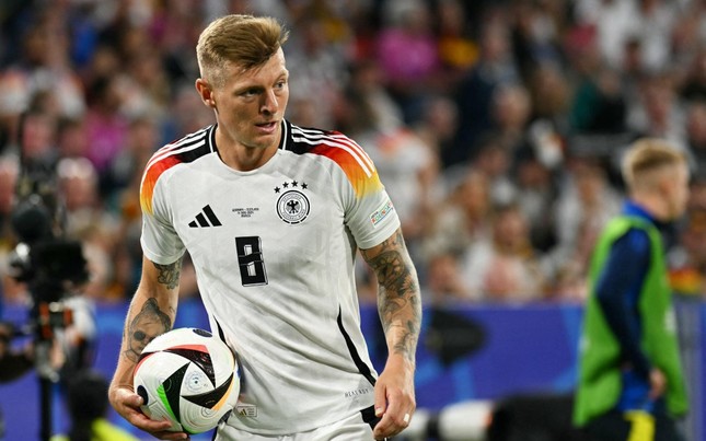 Tiết lộ: Toni Kroos suýt bỏ lỡ trận mở màn, ra sân với thuốc giảm đau vẫn chơi hay đến khó tin