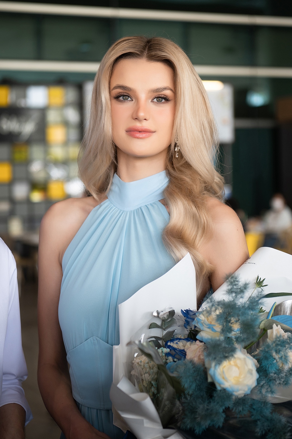 Cận nhan sắc búp bê của đương kim Miss World 2024 khi đến Việt Nam - 2