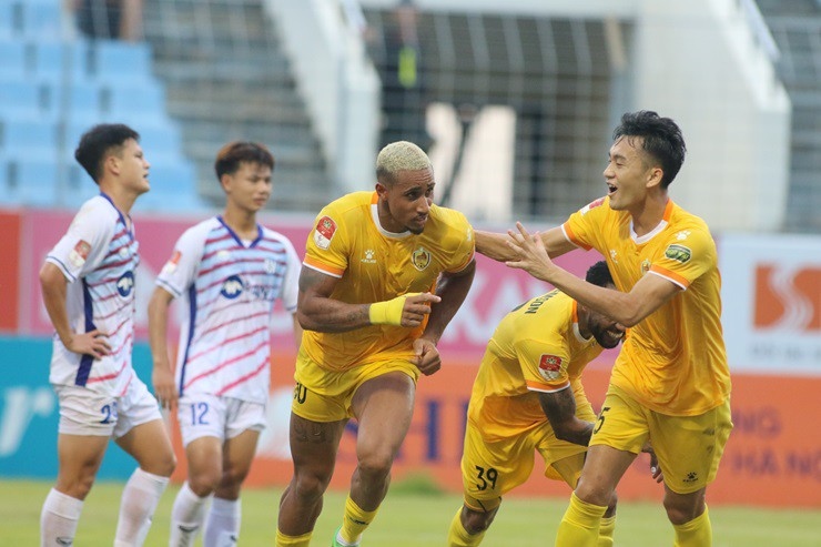 Kết quả V-League hôm nay 19/6: SLNA thua trận, HAGL đón tin vui Kết quả V-League hôm nay 19/6: SLNA thua trận, HAGL đón tin vui