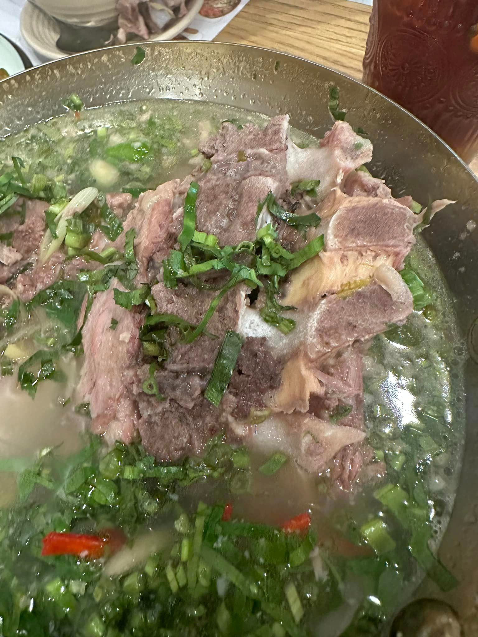 Nhà hàng Thái nổi tiếng Hà Nội gây bức xúc về dịch vụ: Chê khách gọi ít đồ, bị phản ánh chất lượng thì free đồ uống như 'bố thí' - 3