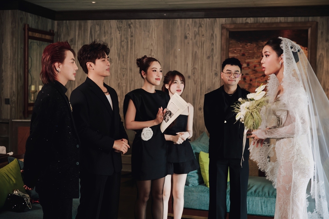 Vợ chồng Puka và Hòa Minzy tham dự lễ cưới bí mật của Minh Tú, chi tiết liên quan đến bố gây xúc động - 2 Vợ chồng Puka và Hòa Minzy tham dự lễ cưới bí mật của Minh Tú, chi tiết liên quan đến bố gây xúc động - 2