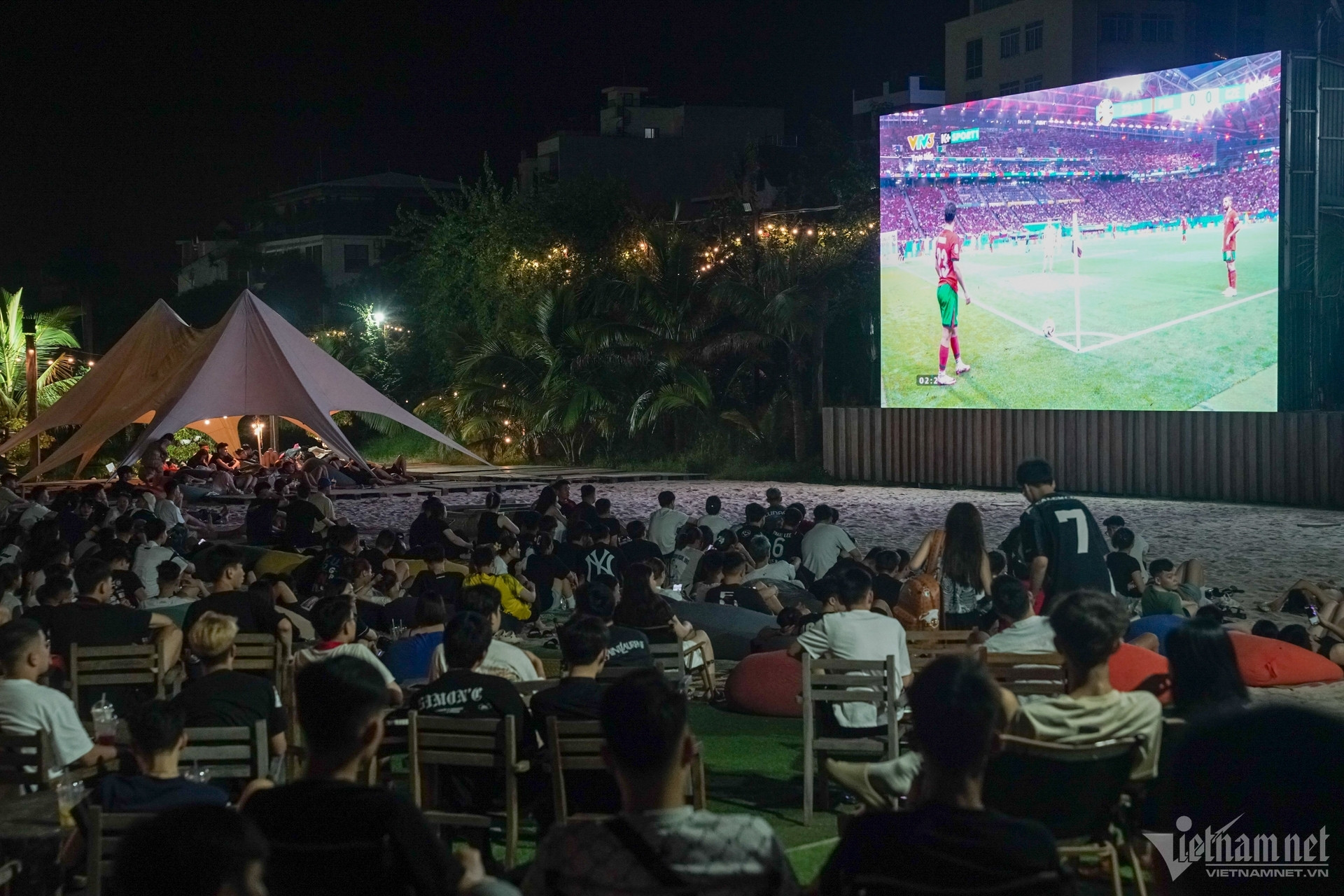 Đông nghịt người tụ tập xuyên đêm ở quán nhậu, cà phê xem Euro 2024 - 1