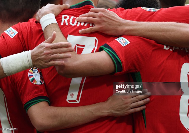 Vì sao Ronaldo 'bỏ' bàn thắng, khiến cả thế giới ngỡ ngàng? - 3 Vì sao Ronaldo 'bỏ' bàn thắng, khiến cả thế giới ngỡ ngàng? - 3