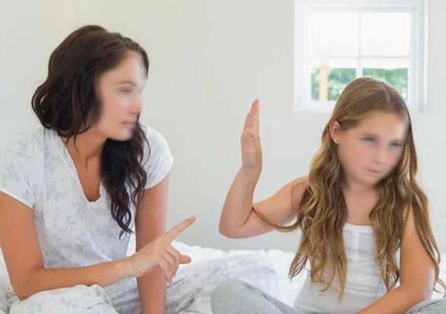 Tịch thu điện thoại của các con, con gái nhìn tôi chằm chằm rồi thách thức một việc khiến tôi bật khóc còn chồng thì đập nát máy