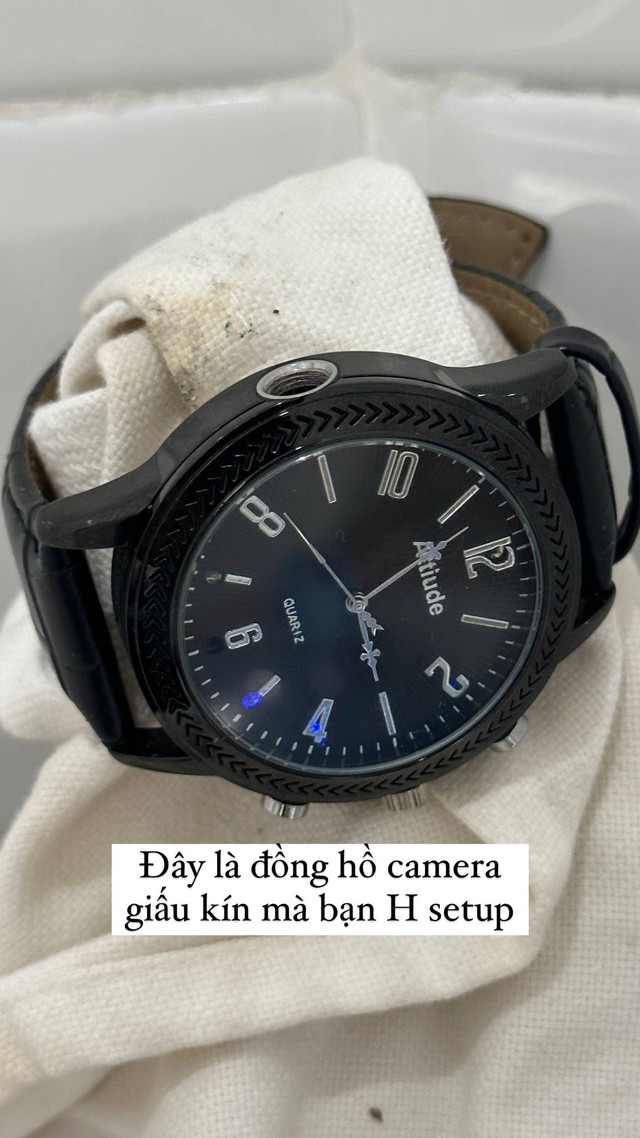 1,6 triệu VND một chiếc đồng hồ xuất hiện trong vụ quay lén Châu Bùi: Camera giấu ở vị trí nào? 1,6 triệu VND một chiếc đồng hồ xuất hiện trong vụ quay lén Châu Bùi: Camera giấu ở vị trí nào?