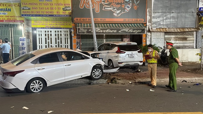 Nữ tài xế tông hàng loạt xe máy dừng đèn đỏ, 2 người tử vong Nữ tài xế tông hàng loạt xe máy dừng đèn đỏ, 2 người tử vong