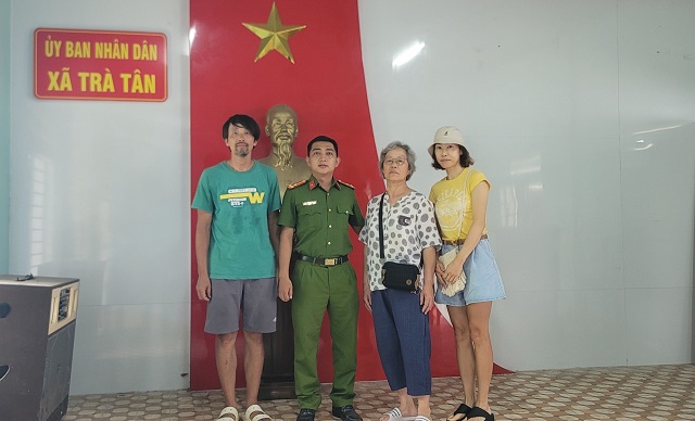 Khách Hàn Quốc đi lạc 2 ngày, được công an hỗ trợ tìm người thân Khách Hàn Quốc đi lạc 2 ngày, được công an hỗ trợ tìm người thân