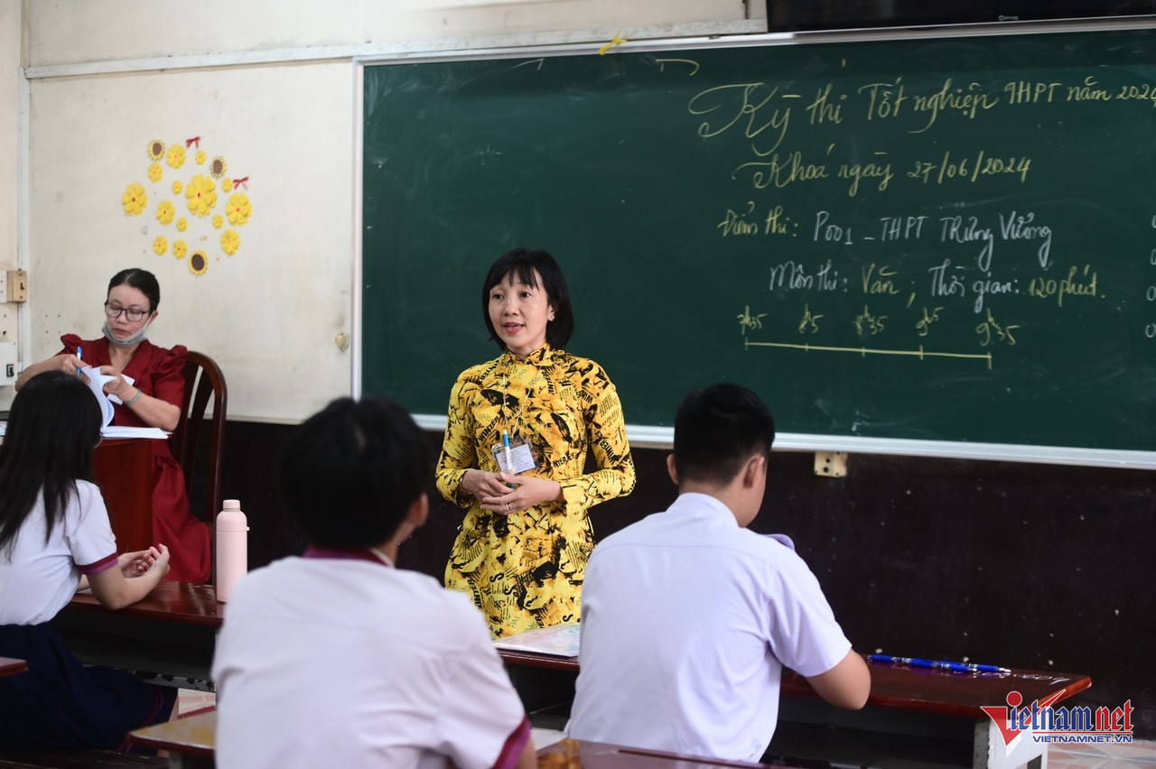 1 triệu sĩ tử bắt đầu làm bài Ngữ văn thi tốt nghiệp THPT 2024 - 7 1 triệu sĩ tử bắt đầu làm bài Ngữ văn thi tốt nghiệp THPT 2024 - 7