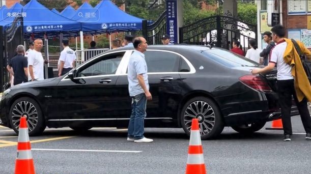Bức ảnh toát ra mùi tiền: Cậu ấm được đưa đón bằng Maybach hơn 6 tỷ đến điểm thi đại học, soi gia thế xong 'xỉu ngang' Bức ảnh toát ra mùi tiền: Cậu ấm được đưa đón bằng Maybach hơn 6 tỷ đến điểm thi đại học, soi gia thế xong 'xỉu ngang'