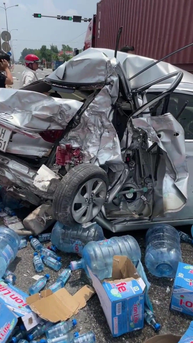 Vừa xảy ra vụ tai nạn liên hoàn nghiêm trọng: Ảnh hiện trường chia sẻ liên tục trên MXH - 4