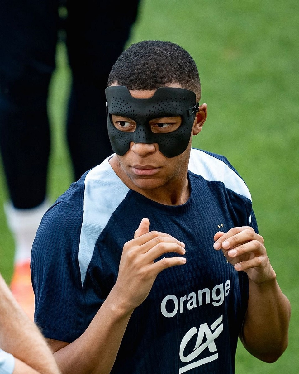 Mbappe phải đổi mặt nạ trước trận Pháp vs Bỉ, vòng 1/8 EURO 2024 Mbappe phải đổi mặt nạ trước trận Pháp vs Bỉ, vòng 1/8 EURO 2024