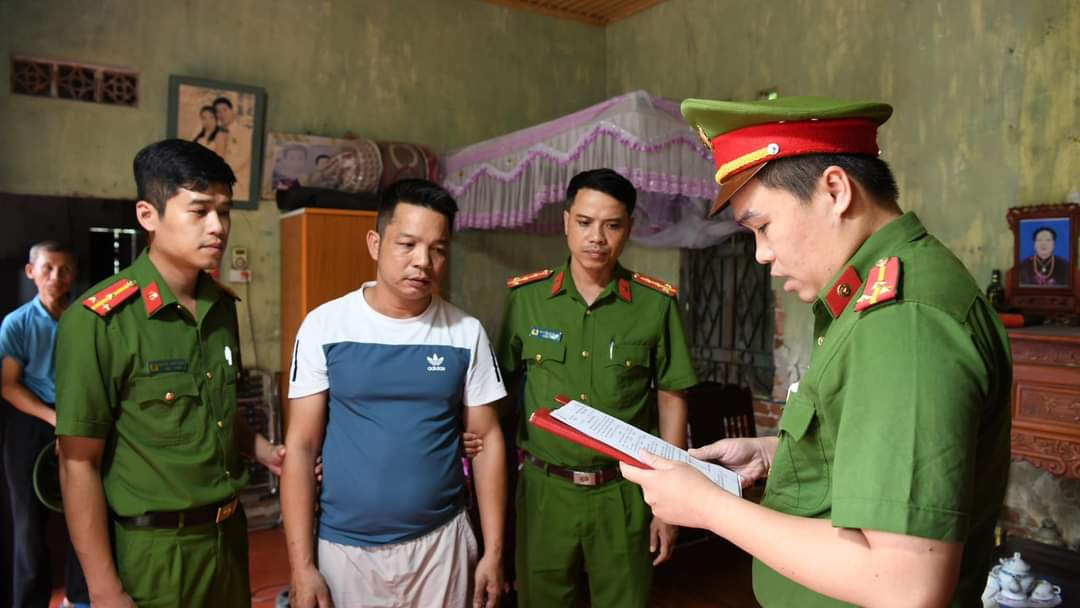 Cơ quan chức năng tống đạt quyết định tố tụng đối với Lê Xuân Hùng. Ảnh: Công an Phú Thọ